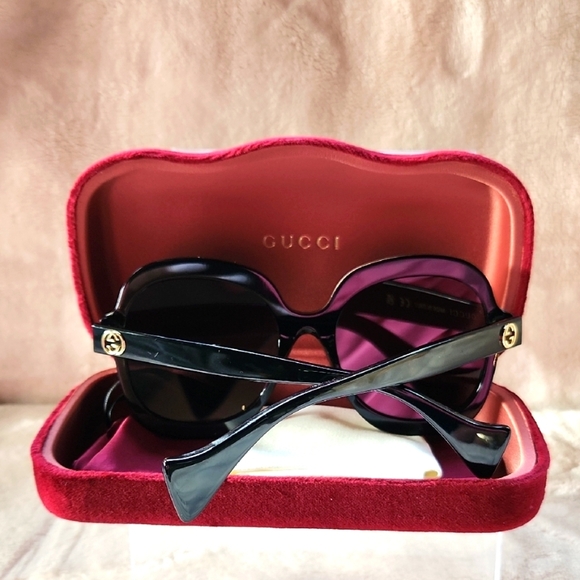 Gucci Black Sunglasses With an Elegant White Trim - Picture 3 of 5